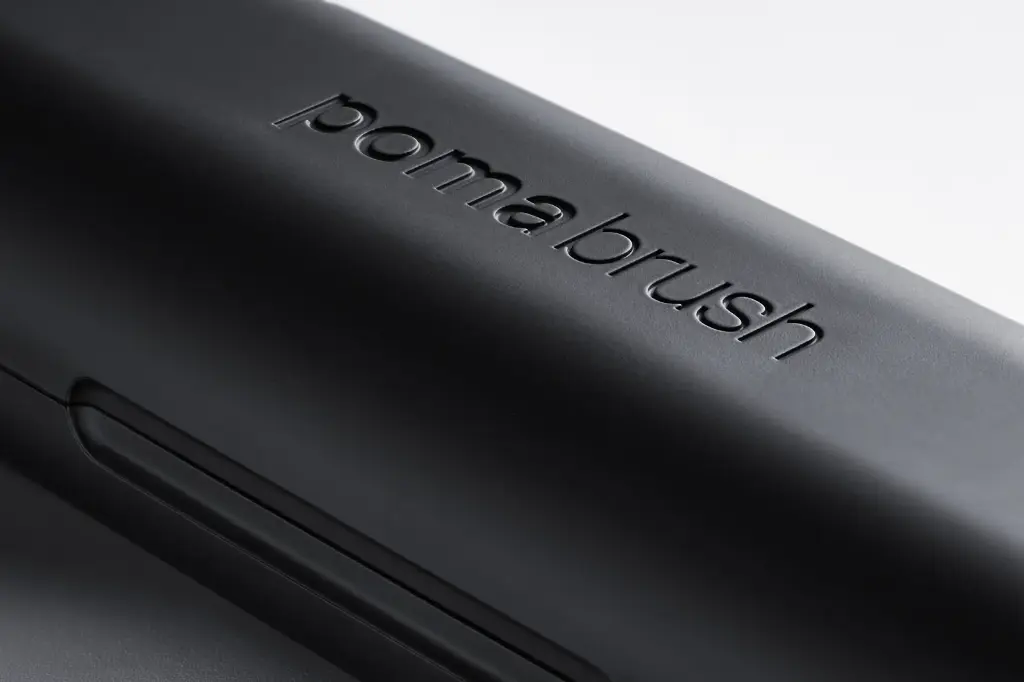 Pomadent_Pomabrush_carbon_Detail_Casebranding_F.webp